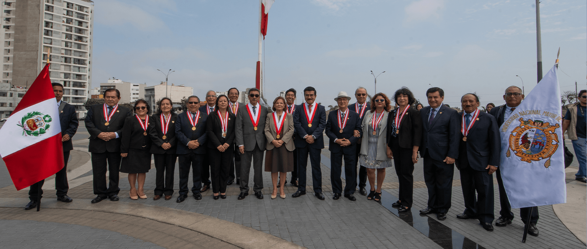 En su 475.º aniversario, San Marcos renueva su compromiso con el Perú en homenaje a la Bandera Nacional